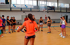 Thumbnail une équipe de Volley dans notre colonie d’été en Espagne.